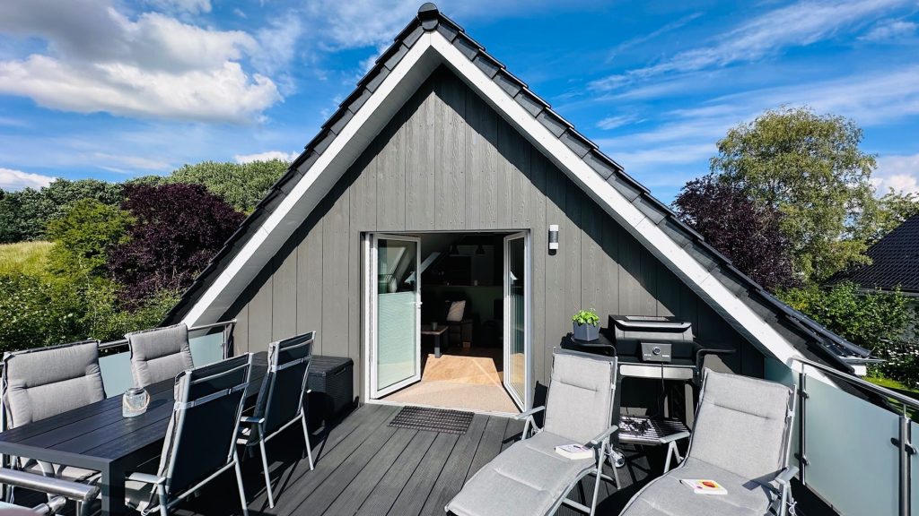 Balkon mit Esstisch und Grill in Ferienwohnung an der Ostsee