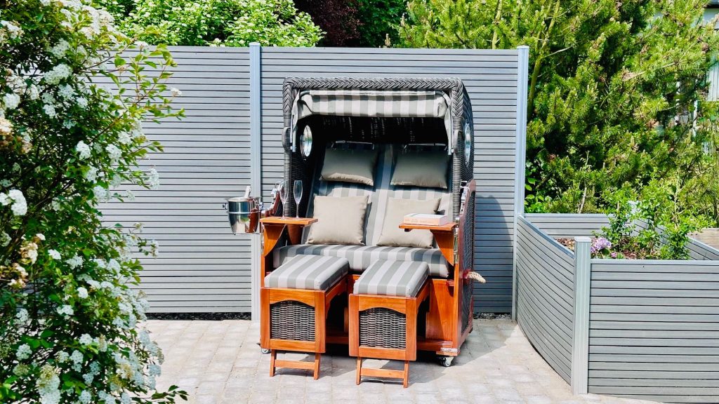 Strandkorb mit Getränkehalter in Ferienwohnung an der Ostsee