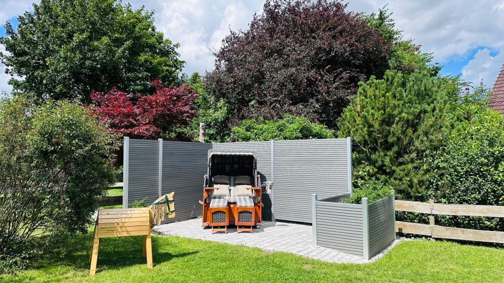 Strandkorb mit Spielpferd in Ferienwohnung an der Ostsee