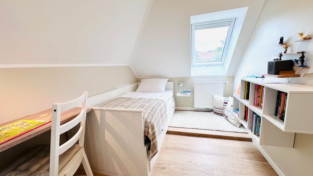 Kinderzimmer mit Einzelbett und Schreibtisch in Ferienwohnung an der Ostsee