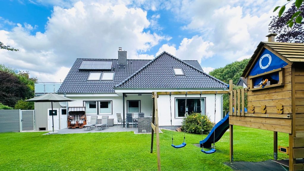 Ferienhaus mit Garten und Spielgeräten an der Ostsee