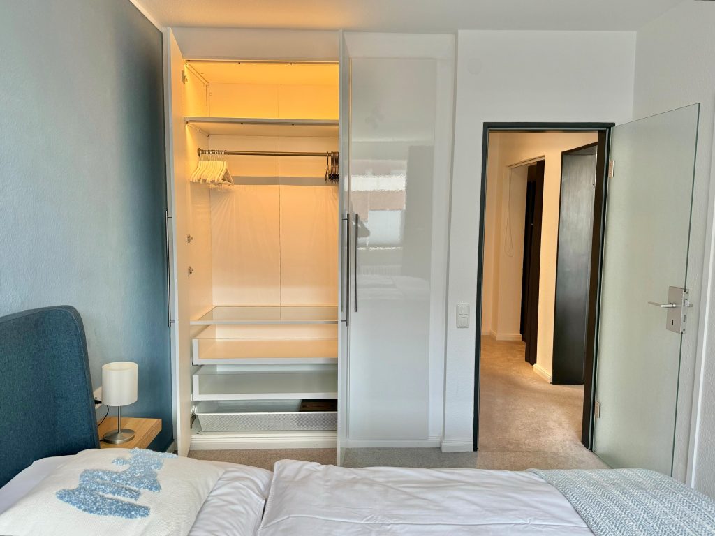 Schlafzimmer mit Kleiderschrank in Ferienwohnung an der Ostsee