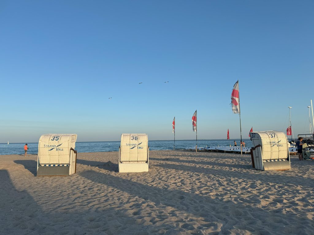 Strand mit Strandkörben an der Ostsee