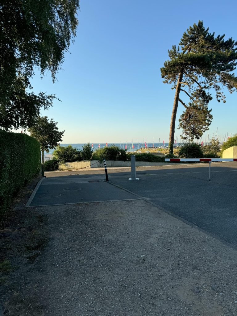 Parkplatz mit Blick aufs Meer